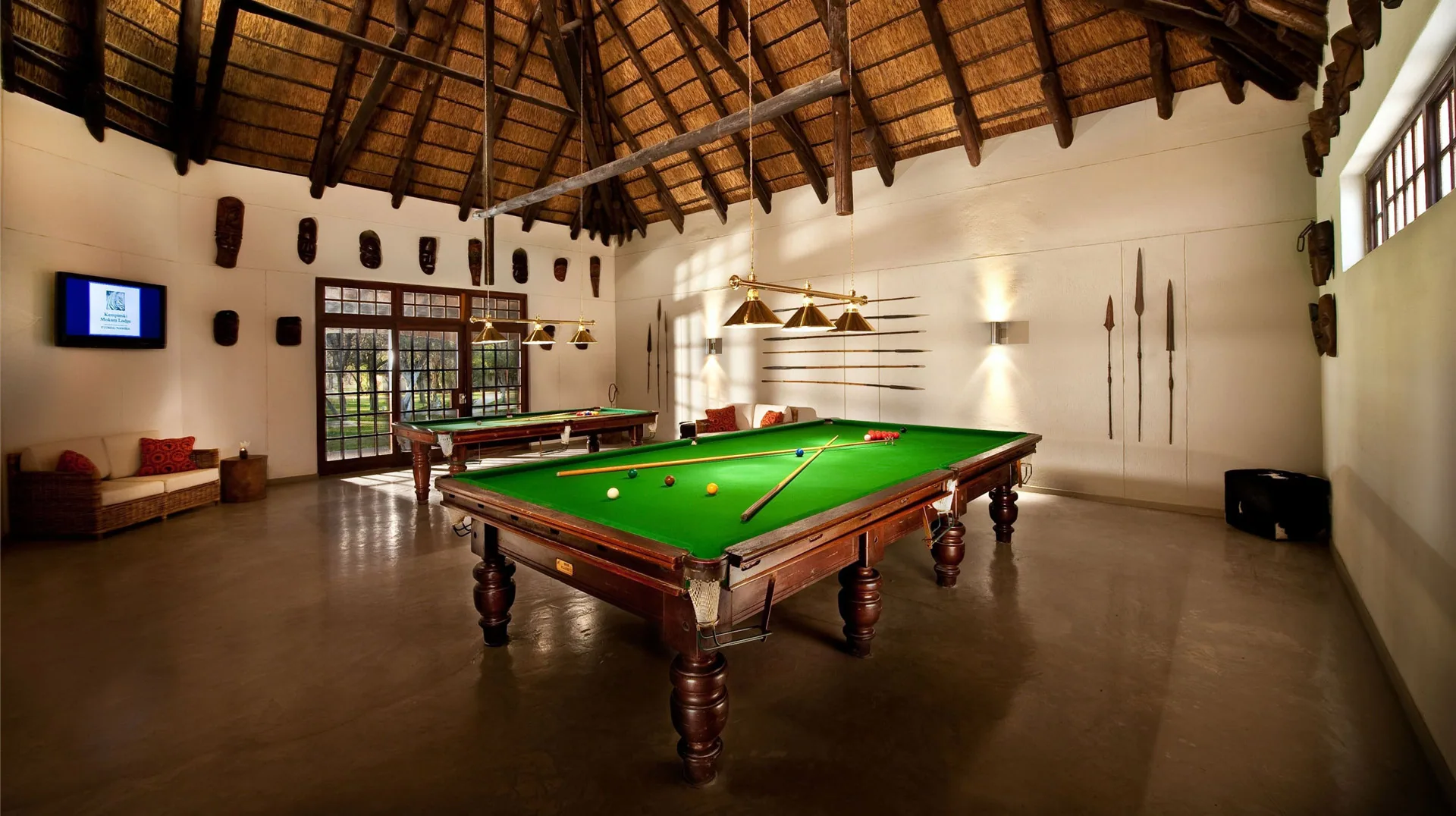Sala biliardo con tavolo da snooker
